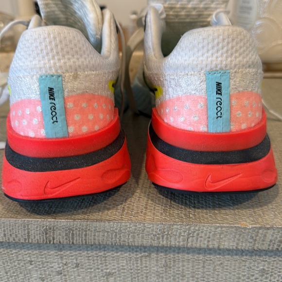 Woman’s nike react sneaker - Picture 5 of 6